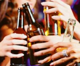 Niente bottiglie di vetro la sera: scatta l'ordinanza