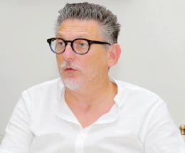 Sindaco sul palco con giovani e attori