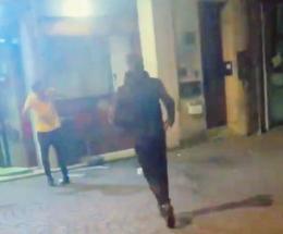 Kebabbaro preso a bottigliate