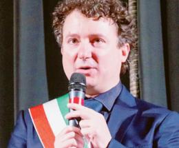 L'ex sindaco dona 5mila euro al sociale