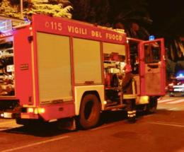 Brucia un'abitazione, donna in ospedale