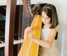A 10 anni è già una star dell'arpa