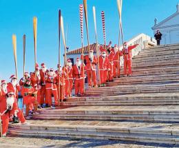 Santa Claus in gondola, che festa!