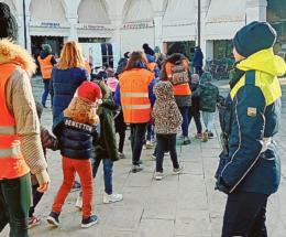 Educazione stradale camminando in città