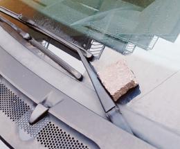 Folle lancio di sassi contro le auto