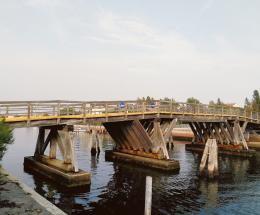 Pronti a sistemare il ponte di legno