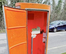 Petardi contro il velobox: distrutto