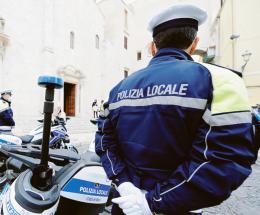 Malore in auto, centra tre veicoli in sosta