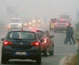 Lo smog ancora sopra i limiti ma le previsioni bloccano l’allerta