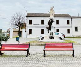 Panchine rosse per dire “mai più”