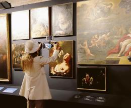 Musica e giovani ciceroni alla mostra