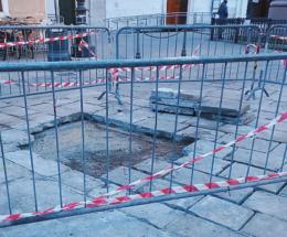 Operai al lavoro sulle buche del Corso