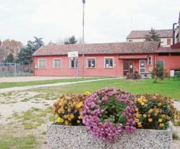 Tutti insieme seduti a tavola 
