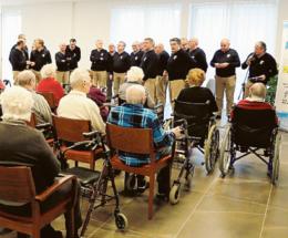 Il coro della Soldanella intrattiene i nonni dell’Ipab