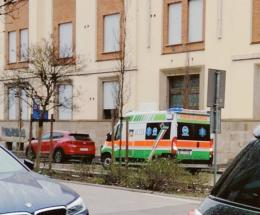 Incredibile: l’ambulanza "intralcia", automobilista spazientito la sposta