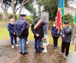 Un mazzo di fiori per le vittime delle Foibe