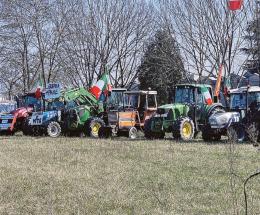 Trattori schierati in paese