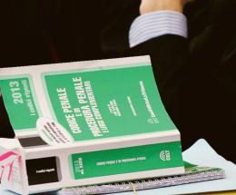 54enne perde la testa per una 13enne: sarà processato