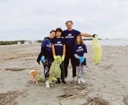 I volontari hanno ripulito la spiaggia delle Conchiglie
