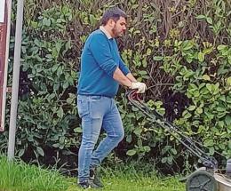 Il sindaco taglia l'erba di persona, scoppia la bufera