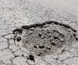Anche le buche sulla strade diventano un caso politico