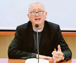 Sull'accoglienza dei profughi, il vescovo "tira le orecchie" alla maggioranza