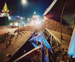 Tir si ribalta, pendolari intrappolati