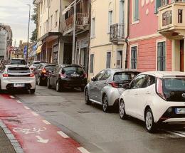 Via i parcheggi in via Don Minzoni