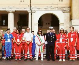 La città abbraccia la Croce rossa