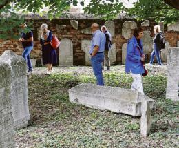 Visita al cimitero e mostra di foto
