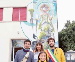 Un murale fa splendere la biblioteca