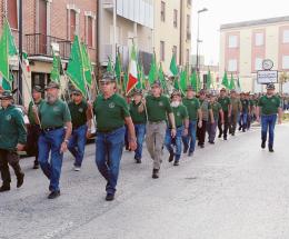 La città abbraccia le Penne nere