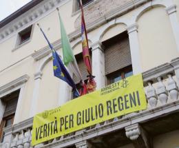 “Rimettete quello striscione”