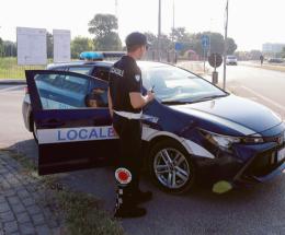 Fermato per un controllo, si spoglia e fa popò contro la polizia locale