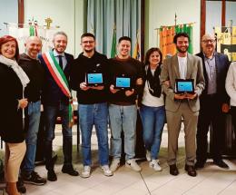 Il paese celebra cinque neo laureati