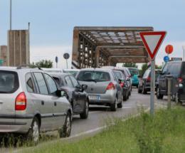 Semaforo e senso unico alternato sul ponte