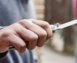In aula con il coltello, sospeso