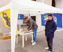 In piazza il banchetto per la caduta del Muro di Berlino