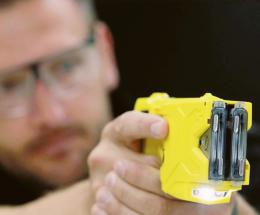 Taser e bodycam sempre più vicini