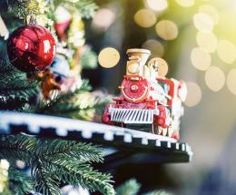 Col giocattolo sospeso è Natale vero