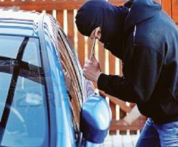 Spaccate alle auto rabbia e danni ingenti