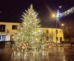 Si accende anche l’albero di Natale