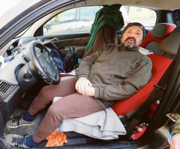 “Non ho una casa, dormo in auto”