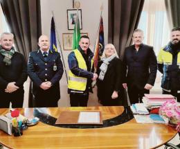 Il benvenuto al nuovo agente che rinforza la polizia locale