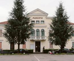 Ok alla mozione per riaprire la banca