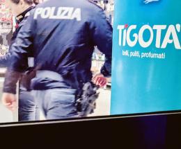 Rapina in centro, caccia all’uomo