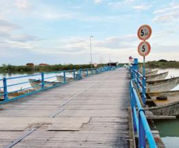 Il ponte di barche rimane chiuso al traffico 