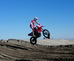 Cade con la moto da cross: è grave
