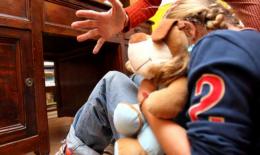 "Li picchia": tolti i figli al pap&agrave;