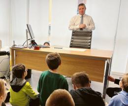 I ragazzi “accarezzano” i tassi